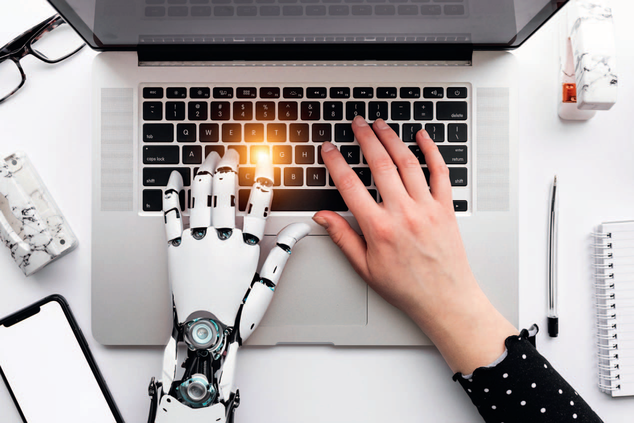PC-Tastatur mit 2 Händen: eine Hand ist menschlich, eine Hand ist von einem Roboter