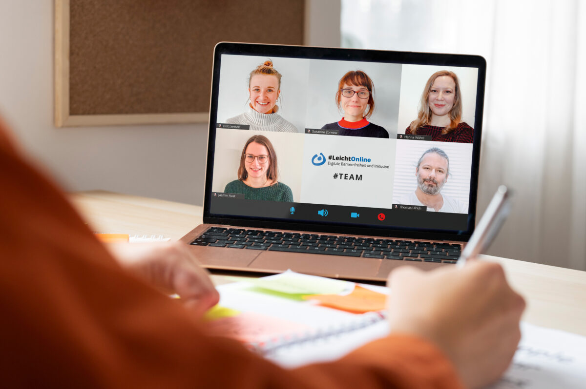 Laptop mit einer Videokonferenz zeigt die Mitarbeiter*innen von #LeichtOnline